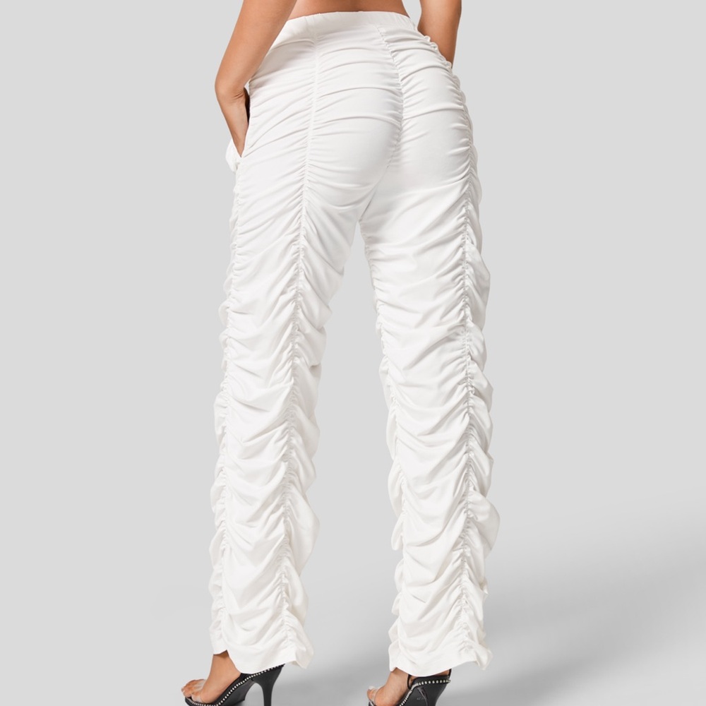 Mid Rise side pocket ruched straight legged casual pants..